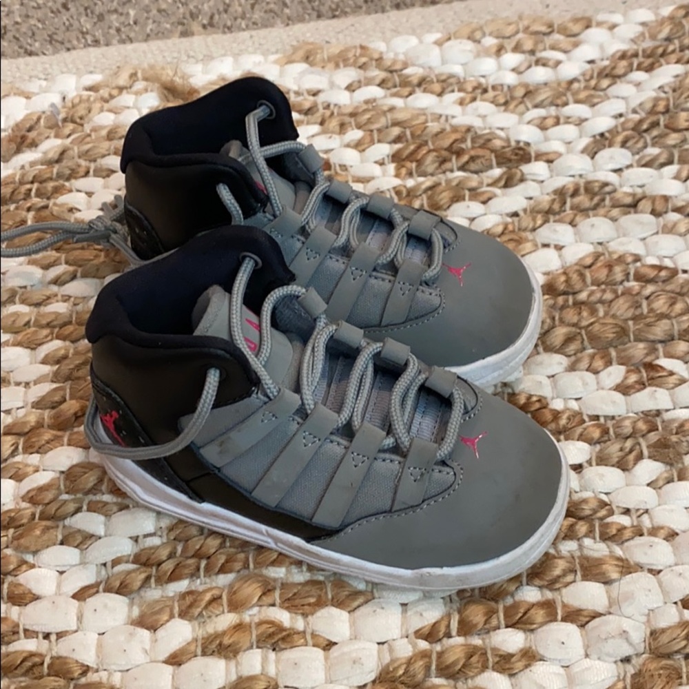 Kids size 7c sneakers Jordan